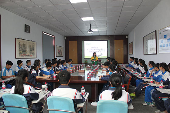 青島第三十一中學(xué)組織師生來路博參觀學(xué)習(xí)